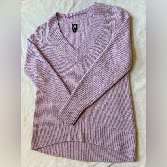 GAP Women’s v-neck sweater - Picture 2 of 4